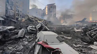 موقع تضرر في أعقاب الضربات على ضاحية بيروت