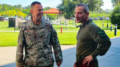 أمير برعام (يمين)