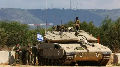 جنود إسرائيليون يقفون بالقرب من الحدود الإسرائيلية مع لبنان