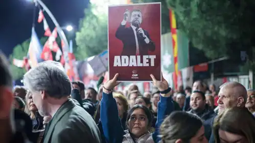 متظاهرة ترفع صورة أكرم إمام أوغلو في إسطنبول