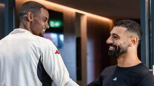 محمد صلاح مع ألكسندر إيزاك