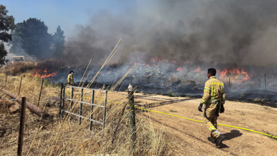 رجال إطفاء إسرائيليون يعملون في أعقاب هجمات صاروخية من لبنان