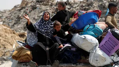 فلسطينيون يفرون من منازلهم بعد أن أصدر الجيش الإسرائيلي أوامر إخلاء