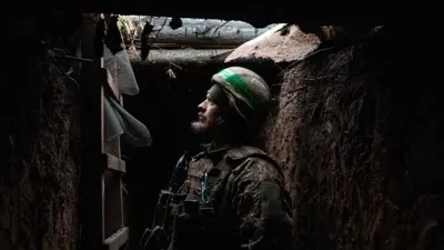 جندي أوكراني داخل خندق