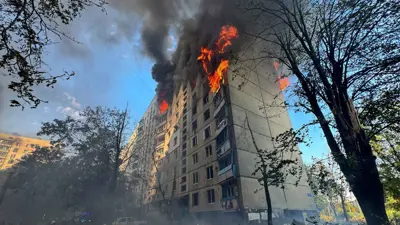 مبنى محترق في خاركيف إثر ضربة روسية