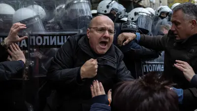 محتجون في صربيا عقب الحادثة