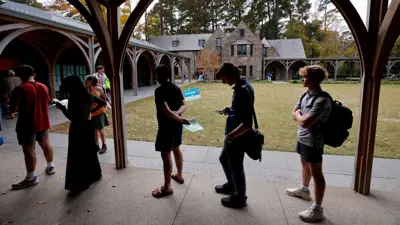 أمريكيون يشاركون في التصويت المبكر