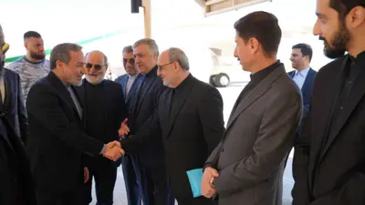 عباس عراقجي يصافح المسؤولين اللبنانيين