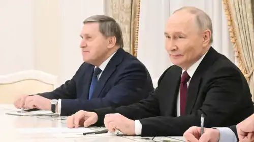  الرئيس الروسي فلاديمير بوتين ومستشاره يوري أوشاكوف