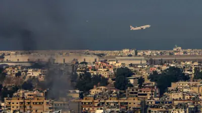 دخان متصاعد في محيط مطار بيروت إثر قصف إسرائيلي