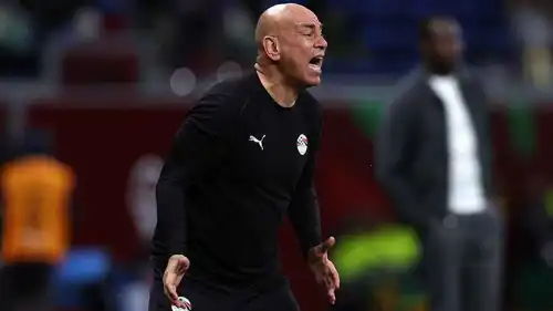 حسام حسن خلال مباراة مصر والسنغال