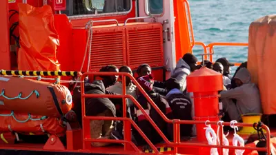 مهاجرون قادمون من موريتانيا ضبطتهم السلطات في الكناري