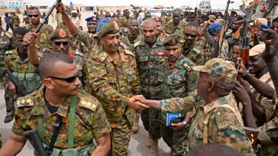 البرهان وسط عناصر من الجيش السوداني