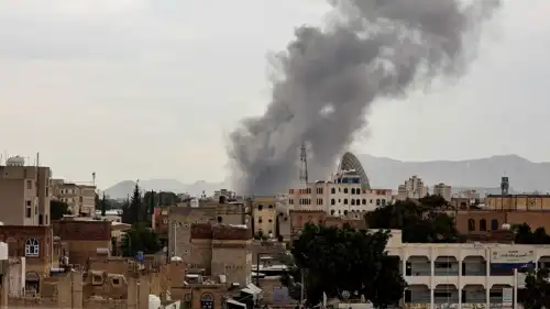 الدخان يتصاعد جراء غارة إسرائيلية على صنعاء