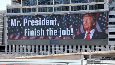 لوحة في إسرائيل تطالب ترامب بالتدخل