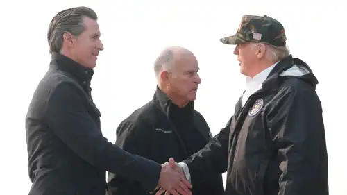 الرئيس الأمريكي دونالد ترامب يصافح حاكم ولاية كاليفورنيا جافين نيوسوم