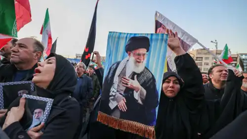 إيرانيون يرفعون صور المرشد السابق علي خامنئي بعد مقتله