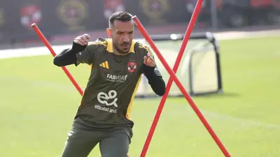 علي معلول في تدريبات الأهلي المصري