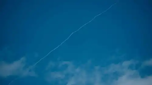 لحظة إطلاق صواريخ من إيران ردا على الاستهدافات الإسرائيلية الأمريكية