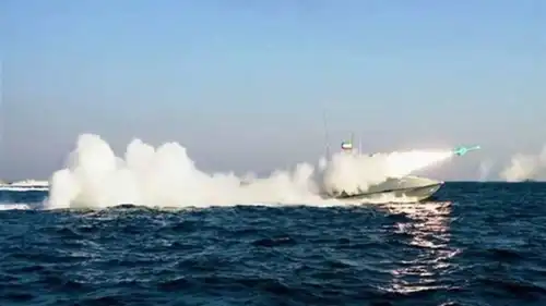 إطلاق صواريخ خلال مناورات الاقتدار