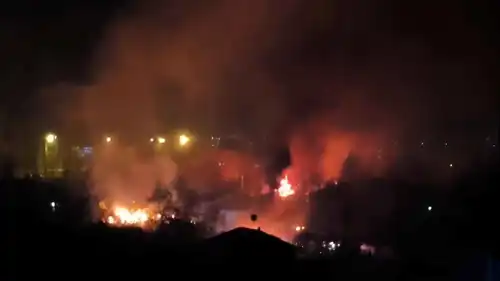 النيران تشتعل في أحد المواقع المستهدفة بخاركيف