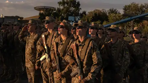 عسكريون أوكرانيون يتدربون قبل دخول المعارك مع روسيا