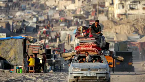 سيارة تنقل أشخاصًا وأمتعتهم أثناء إجلائهم جنوبًا من مدينة غزة