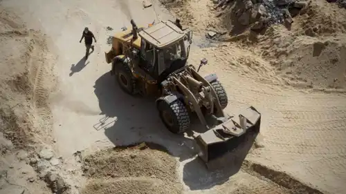 جرافة فلسطينية تشارك في البحث عن رفات أسرى إسرائيليين جنوب غزة