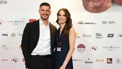 الملاكم أرديان كراسنكي والمُحكّمة كارولين بوتس