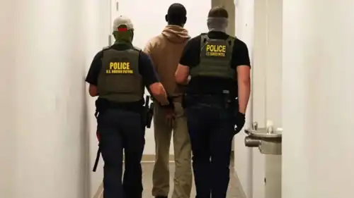 عملاء فيدراليون يحتجزون رجلًا بعد جلسة استماع