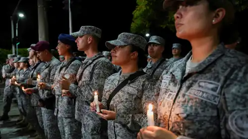 جنود كولمبيون يشاركون في مراسم تأبينية لزملاء قتلتهم فارك