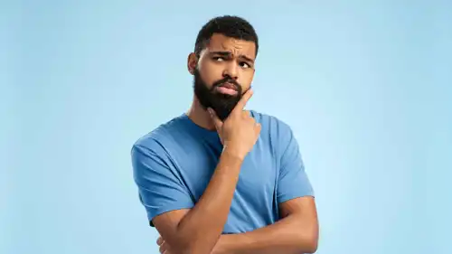 رجل يُفكر باتخاذ قرار   