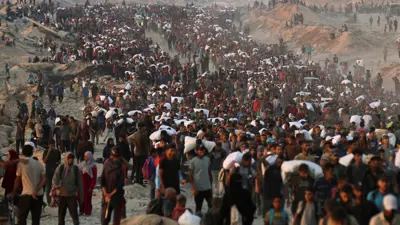 فلسطينيون في غزة يتلقون المساعدات