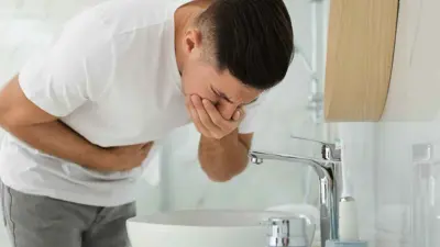 رجل مصاب بتسمم غذائي