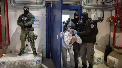 معتقلون فلسطينيون بسجن إسرائيلي