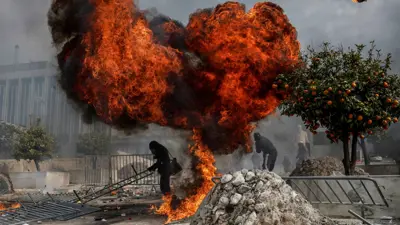 مشهد من الاحتجاجات أمام البرلمان اليوناني