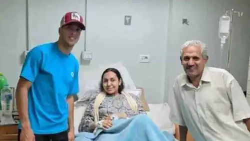 إمام عاشور أثناء زيارته ابنة عامل الزمالك