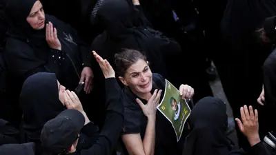 لبنانيون يبكون ضحايا التفجيرات