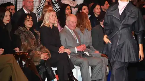 الملك تشارلز خلال حضوره عرض الأزياء يوم اعتقال أندرو