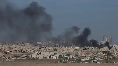 تصاعد الدخان إثر غارات إسرائيلية على غزة