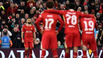 محمد صلاح مع لاعبي ليفربول