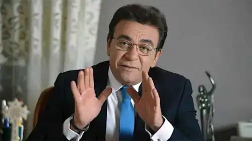  الإعلامي المصري الراحل عاطف كامل