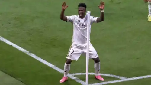 فينيسيوس يكررر رقصته