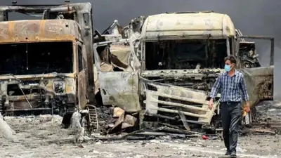 شاحنات محترقة داخل ميناء رجائي بعد الانفجار