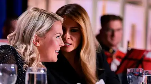 ميلانيا ترامب وكارولين ليفيت في حفل هيلتون