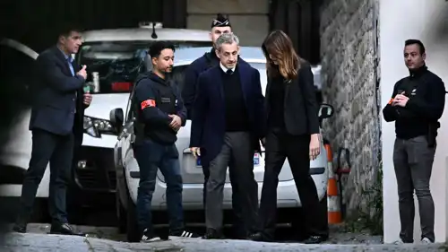 ساركوزي يودع زوجته قبل دخول سجن لا سانتيه