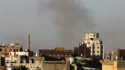 تصاعد الدخان بعد غارات إسرائيلية بالقرب من مطار صنعاء 