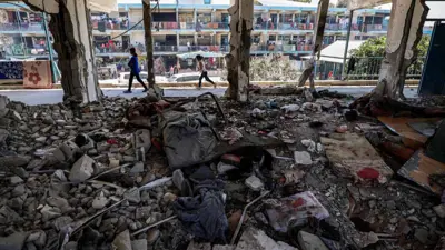 من آثار قصف إسرائيلي سابق على مدرسة بمخيم النصيرات