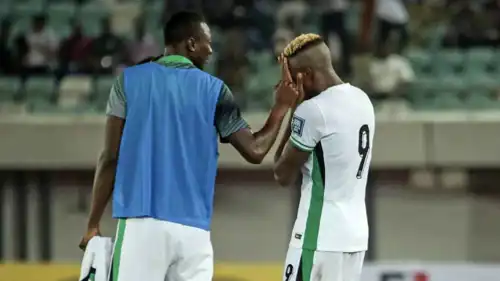 أوسيمين غادر مصابا أمام رواندا