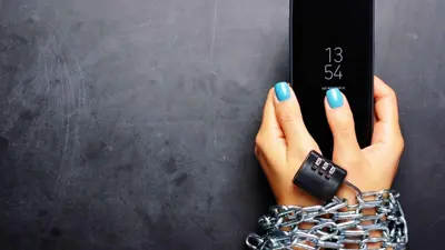 تعبيرية على الادمان على استخدام الهاتف 